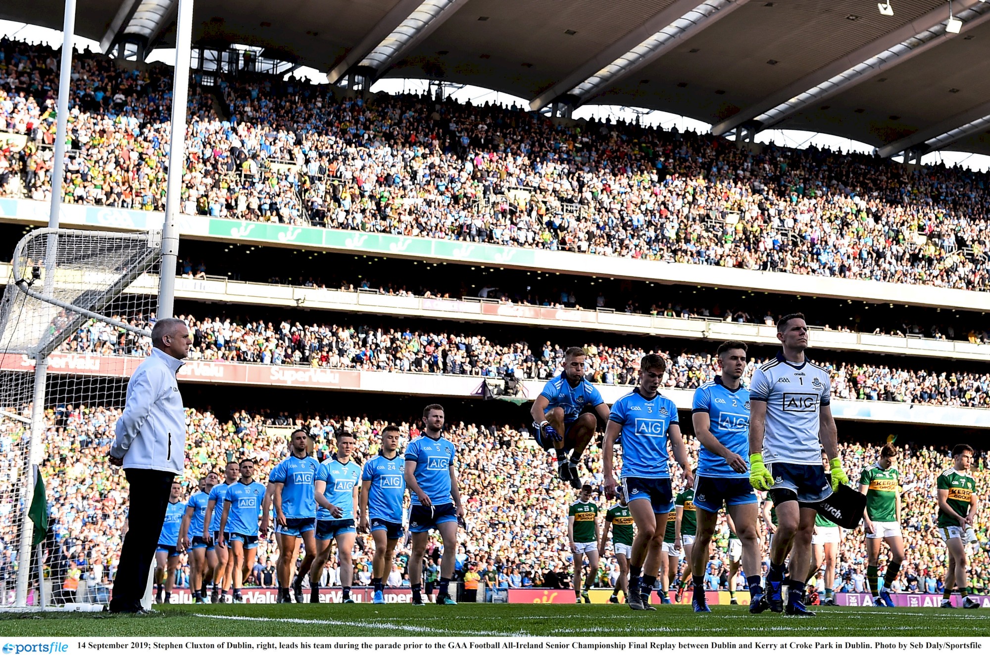 stephen cluxton leads players lockdown pic.jpg